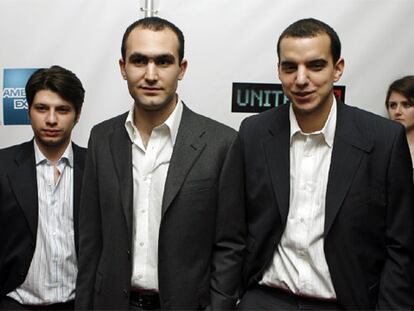 Jamie Harding (izquierda), Omar Bordouni (centro) y Khalid Abdalla, actores de <i>United 93,</i> llegan al estreno<i>.</i>