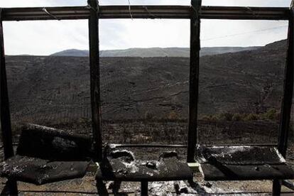 Estado en el que quedó una parada de autobús de Avión tras el paso del fuego.