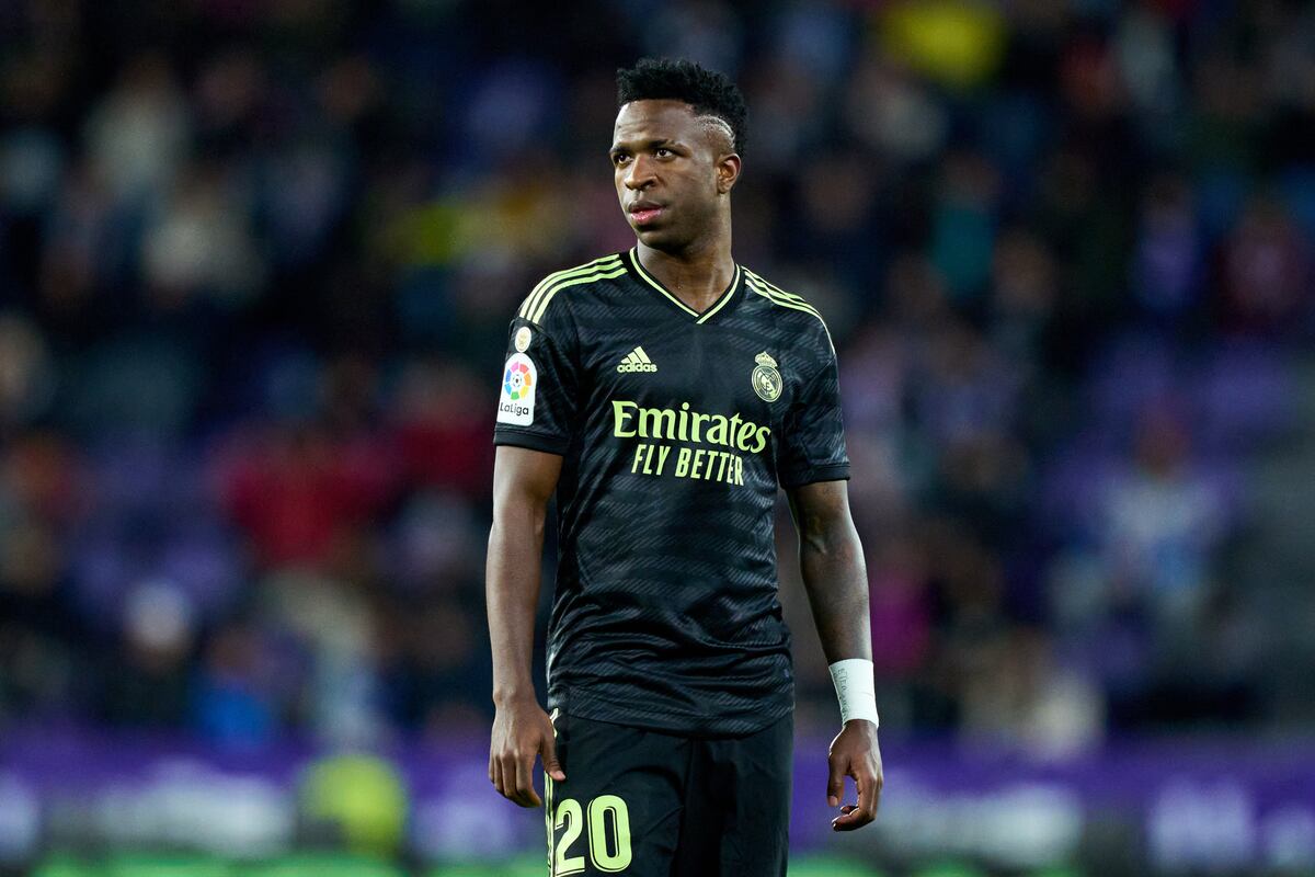 Cinco aficionados del Real Valladolid aceptan un año de prisión y multas por insultos racistas a Vinicius
