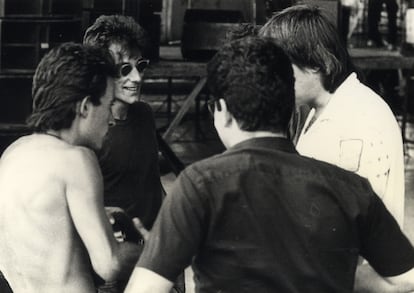 Los componentes de Nacha Pop, en un escenario. Antonio Vega, con gafas de sol. A su izquierda, Nacho García Vega. A su derecha, Ñete. Y de espaldas, Carlos Brooking.