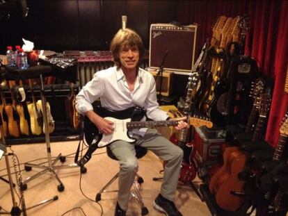 La foto que Mick Jagger ha colgado en Twitter y que le retrata en un estudio de grabaci&oacute;n en Par&iacute;s.