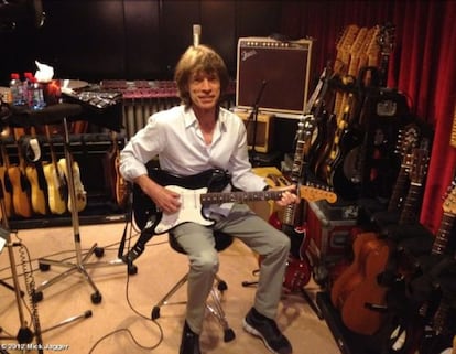La foto que Mick Jagger ha colgado en Twitter y que le retrata en un estudio de grabaci&oacute;n en Par&iacute;s.