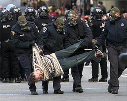 La policía detiene a un manifestante contra la cumbre del G-20 que se celebra en Ottawa.