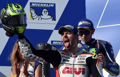 Cal Crutchlow, en el podio de Phillip Island, con Rossi al fondo.