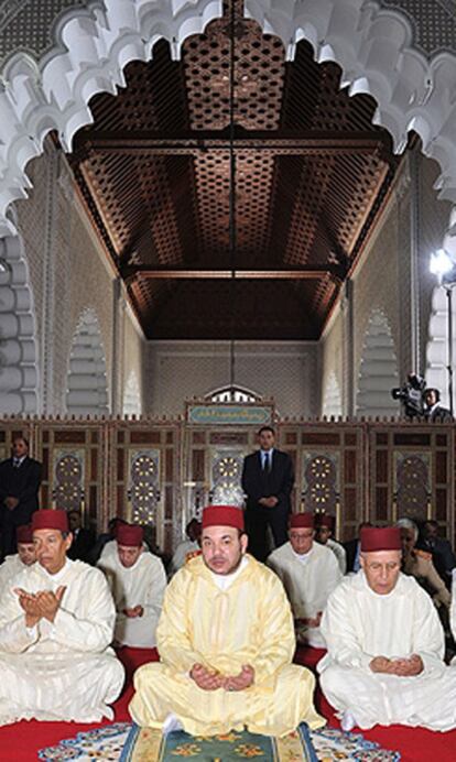 El Rey Mohamed VI escucha el sermón en la mezquita antes de los incidentes.