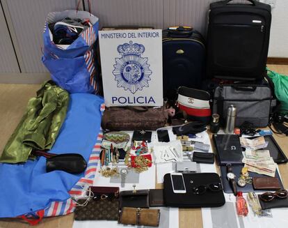 Objetos recuperados por la Polic&iacute;a Nacional a los tres detenidos.