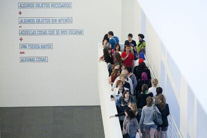 Un grupo de visitantes del Macba, en la jornada de anoche.