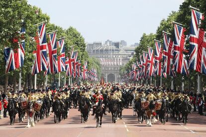 Vista general del desfile a su regreso al palacio de Buckingham.