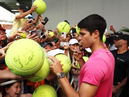 Carlos Alcaraz firma pelotas a los aficionados tras vencer a Bagnis en Miami.