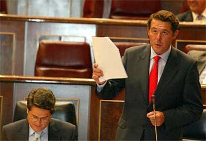 El ministro de Justicia, José María Michavila, en el pleno del Congreso, ayer, junto al ministro Federico Trillo.