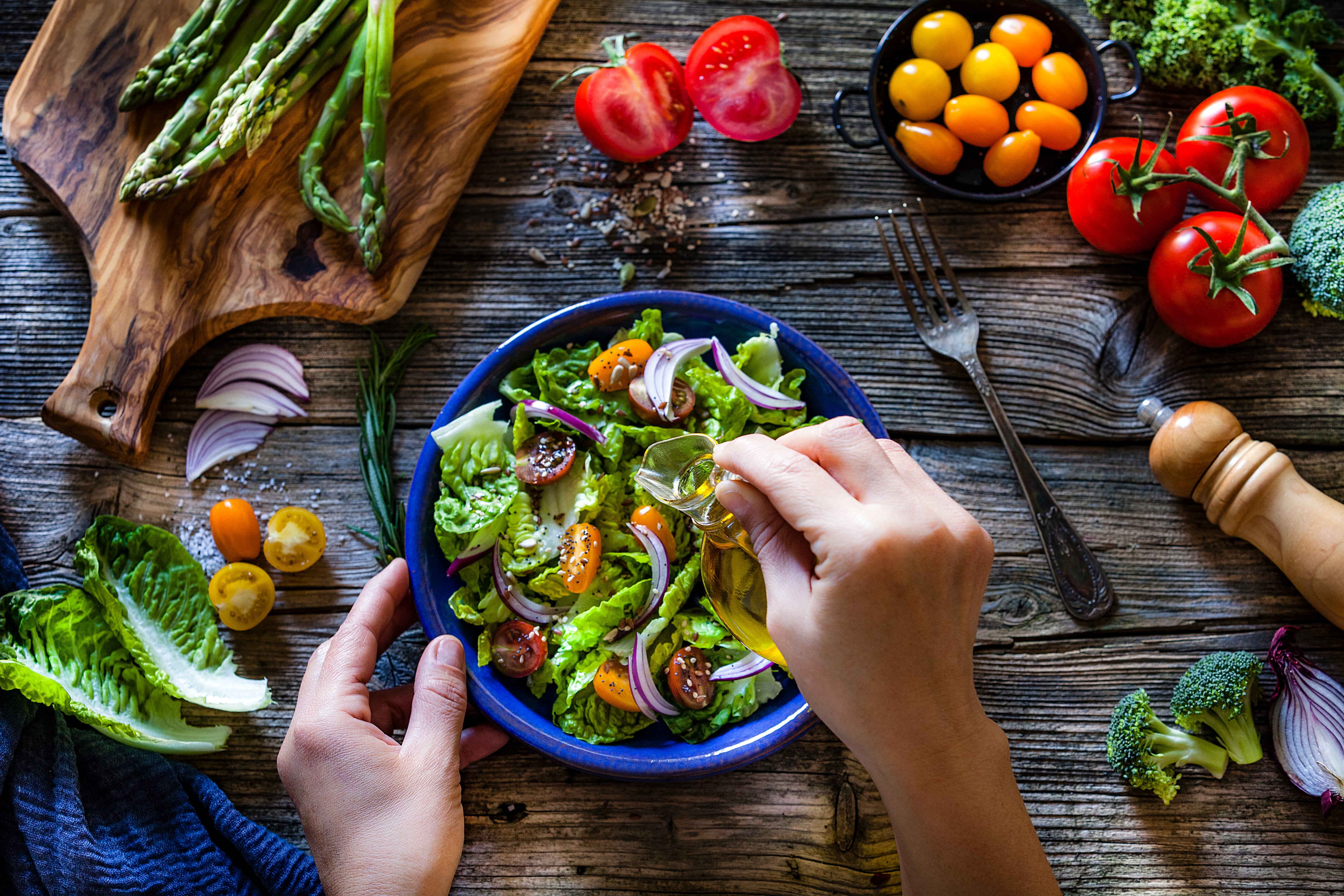 Aló Comidista: “¿Qué hay que poner antes en la ensalada, el aceite, el vinagre o la sal?”