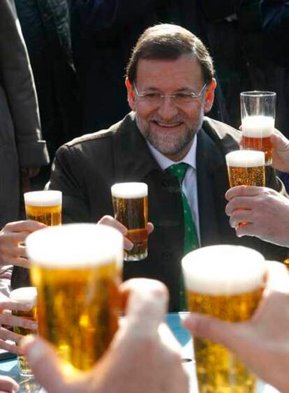 Rajoy brinda con los candidatos del PP por Madrid.