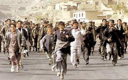 Los habitantes de Kabul saludan la llegada de los soldados de la Alianza.