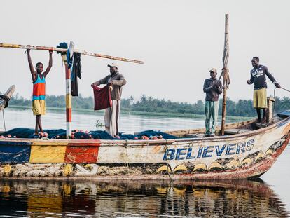 Los pescadores de la barca Believe, llamados "Believers", minutos después de llegar a la playa. En Ghana sobreviven más de 200 comunidades pesqueras, con casi tres millones de personas en el país que dependen de la pesca a pequeña escala para su sustento. Este medio de vida está en grave peligro, en gran parte debido a la pesca ilegal, no declarada y no reglamentada por parte de la flota industrial de arrastre. Desde hace años, comunidades de pescadores de las orillas del Lago Volta alzan la voz para protestar sobre una situación que se ha convertido en insostenible: según un informe de Environmental Justice Foundation (EJF) el 90% de la industria pesquera industrial ghanesa está vinculada a propiedad china, dejando a los propios pescadores locales en un segundo plano.