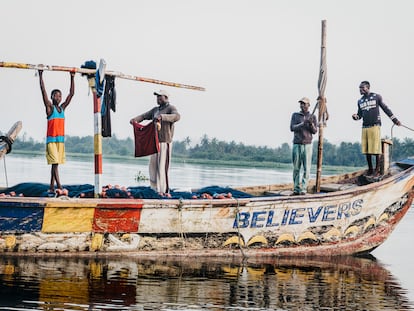 Los pescadores de la barca Believe, llamados "Believers", minutos después de llegar a la playa. En Ghana sobreviven más de 200 comunidades pesqueras, con casi tres millones de personas en el país que dependen de la pesca a pequeña escala para su sustento. Este medio de vida está en grave peligro, en gran parte debido a la pesca ilegal, no declarada y no reglamentada por parte de la flota industrial de arrastre. Desde hace años, comunidades de pescadores de las orillas del Lago Volta alzan la voz para protestar sobre una situación que se ha convertido en insostenible: según un informe de Environmental Justice Foundation (EJF) el 90% de la industria pesquera industrial ghanesa está vinculada a propiedad china, dejando a los propios pescadores locales en un segundo plano.