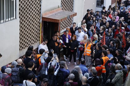 Juanjo, en el centro, este miércoles, durante la concentración para evitar su desahucio, en el barrio de Ciutat Meridiana de Barcelona.