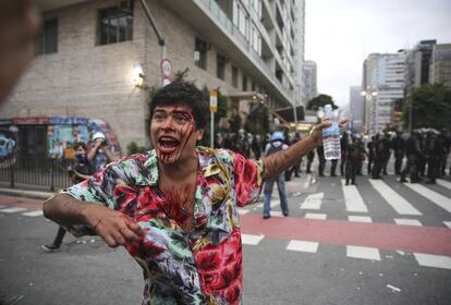 Muitos manifestantes também terminaram feridos. Mais de 20 pessoas foram atendidas pelos ativistas do Grupo de Apoio ao Protesto Popular (GAPP). Ao menos 25 foram encaminhadas ao Hospital das Clínicas e três foram para a Santa Casa.