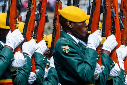 Miembros de la Guardia Presidencial marchan en formación durante la celebración del Día de las Fuerzas Armadas en Harare (Zimbabue).