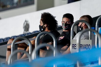 James Rodríguez, entre Marcelo y Nacho, el viernes en la grada del Alfredo di Stéfano.