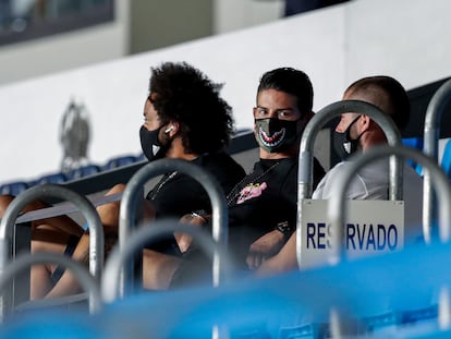 James Rodríguez, entre Marcelo y Nacho, el viernes en la grada del Alfredo di Stéfano.