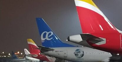 Aviones de Iberia y Air Europa en el aeropuerto madrileño de Barajas.