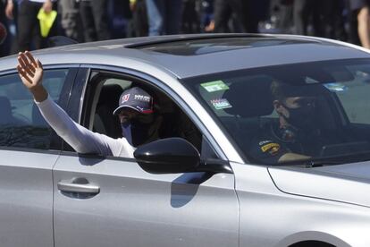 Checo Pérez, a bordo de un coche Honda, saluda a los aficionados en cada extremo de Paseo de la Reforma.