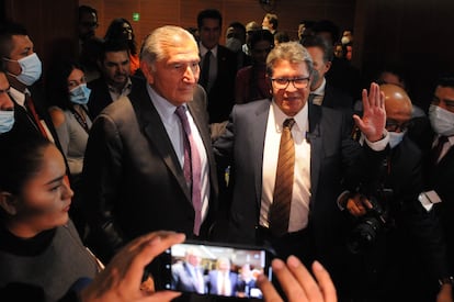 Adán Augusto López, secretario de Gobernación, y Ricardo Monreal, coordinador de la bancada de Morena en el Senado, tras una reunión con el grupo legislativo de su partido.