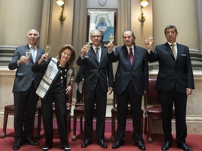 Os juízes da Corte Suprema da Argentina Ricardo Lorenzetti (à esquerda), Elena Highton de Nolasco (demissionária), Carlos Rosenkrantz, Juan Carlos Maqueda e Horacio Rosatti (recém-eleito presidente do tribunal).