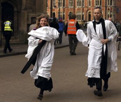 La irrupción de las mujeres en la Iglesia Anglicana como pastoras ha provocado un cambio en el atuendo: las prendas anchas esconden su anatomía.