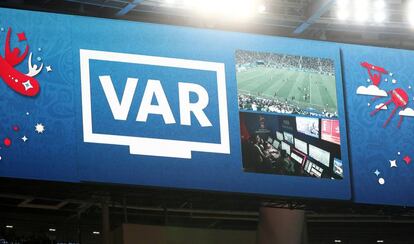 Una jugada del Nigeria-Argentina del pasado Mundial es repasada con el VAR.