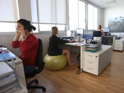 Mujeres trabajando en las oficinas de una pyme vasca.