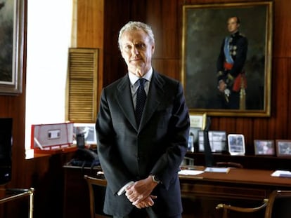 El ministro de Defensa, Pedro Moren&eacute;s, en su despacho oficial. 