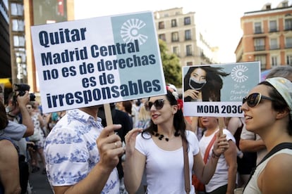 Pancartas en la manifestación en defensa de Madrid Central, este sábado.