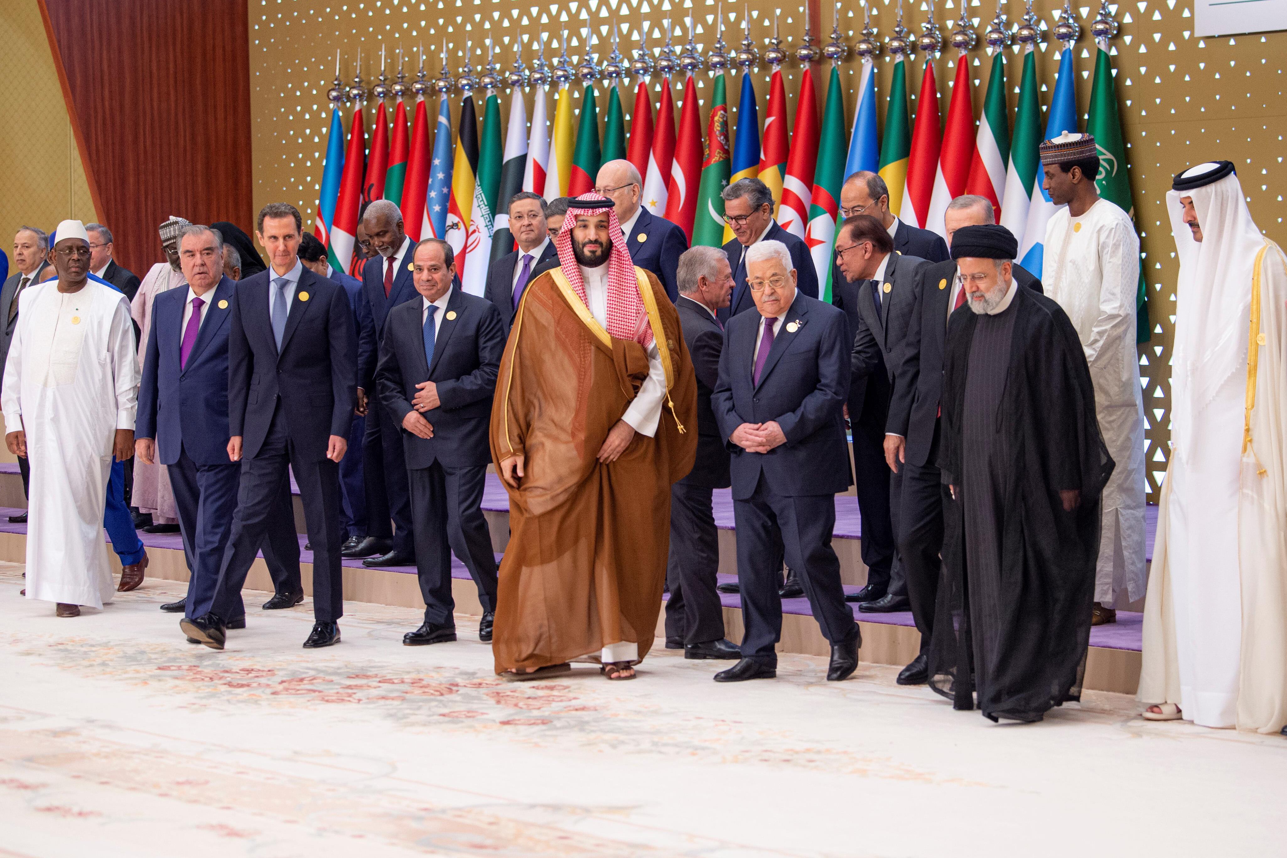 Bachar el Asad (tercero por la izquierda), presidente de Siria; Abdelfatá el Sisi (cuarto por la izquierda); presidente de Egipto; Mohamed bin Salmán (en el centro), príncipe heredero y hombre fuerte de Arabia Saudí; Ebrahim Raisí (segundo por la derecha), presidente de Irán; y Tamim bin Hamad Al Thani, emir de Qatar, tras la foto de familia de cumbre de emergencia de la Liga Árabe y la Organización para la Cooperación Islámica en Riad para tratar la guerra Hamás-Israel, el 11 de noviembre de 2023.