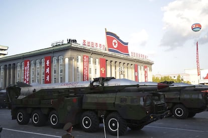Tanques militares cargados con misiles. El desfile, evento central de la efeméride norcoreana más importante de este año, se prolongó durante tres horas.