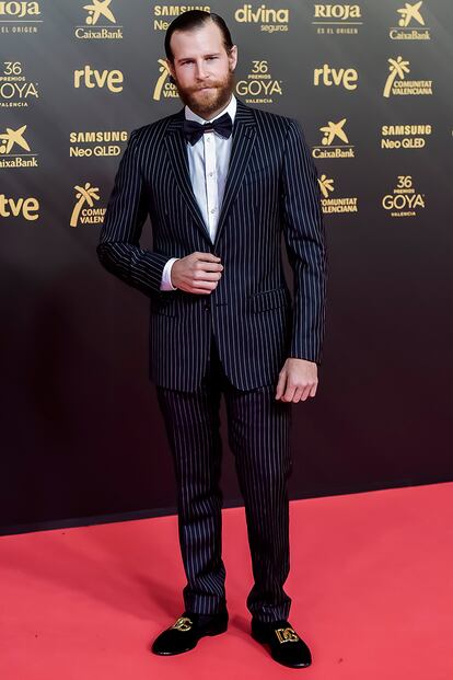 Álvaro Cervantes, actor y hermano de Ángela Cervantes, nominada a mejor actriz revelación, con total look de Dolce&Gabbana.