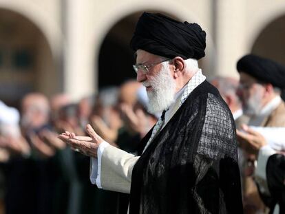 El líder supremo de Irán, Ali Jamenei, durante la celebración del fin del Ramadán el 5 de junio en Teherán.