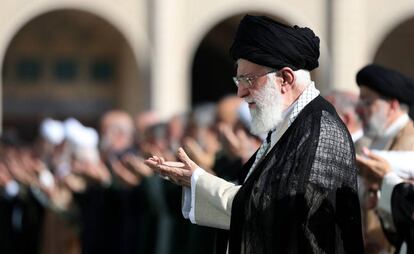 El líder supremo de Irán, Ali Jamenei, durante la celebración del fin del Ramadán el 5 de junio en Teherán.