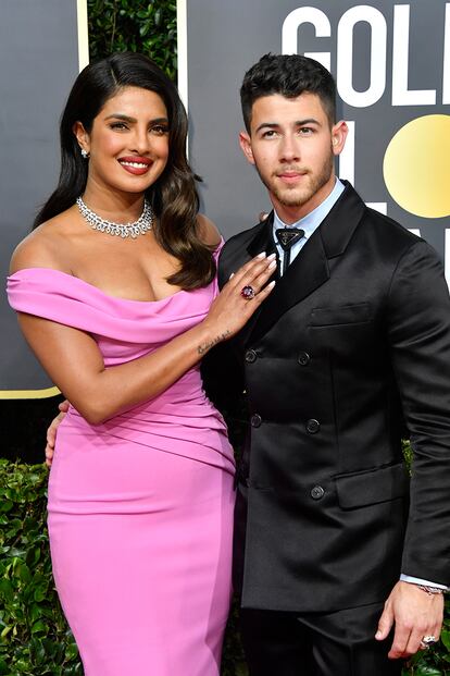 La actriz india acudió acompañada de su marido, el cantante Nick Jonas, que vistió un traje de Prada y joyería de Bulgari.