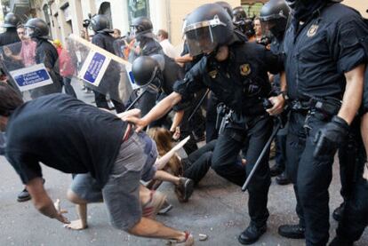 Los Mossos d'Esquadra cargan contra uno de los participantes en el homenaje a la colaboradora de ETA Laura Riera.