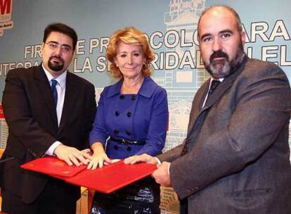 Esperanza Aguirre, Antonio Arrondo y Mariano Sánchez, durante la firma del acuerdo.