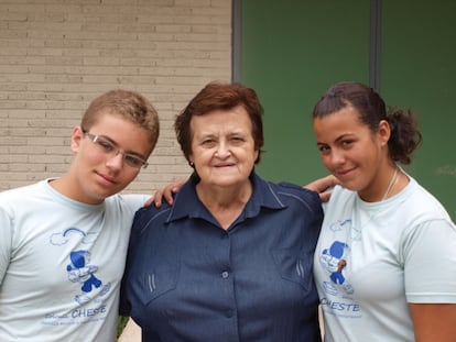 En el centro, Teresa Rosingana, cofundadora de la Asociación Nazaret, en el barrio de San Blas, Madrid.