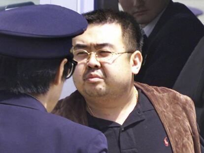 Kim Jong-Nam escoltado por um policial no Japão, em 2001.