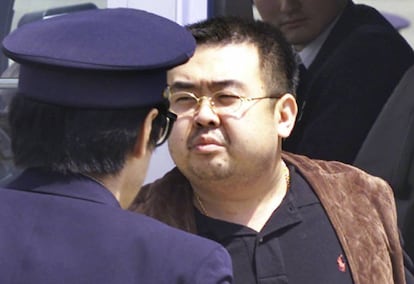 Kim Jong-Nam escoltado por um policial no Japão, em 2001.