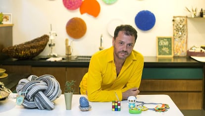 El diseñador Martín Churba, en su casa de Martínez, Buenos Aires.