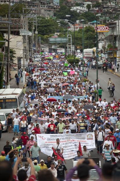 El pasado 5 de octubre, la Fiscalía del Estado de Guerrero halló los restos de 28 cadáveres en unas fosas clandestinas encontradas en las afueras de Iguala y aseguró que policías de la ciudad están vinculados al cartel local de los Guerreros Unidos.