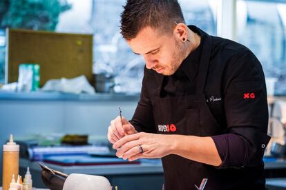 Acaba de cumplir 42 años, con uno de los mayores logros en su haber: el título de mejor cocinero del mundo, según la lista The Best Chef Awards 2021. La trayectoria de Dabiz Muñoz ha ido siempre en ascenso, con una obsesión casi enfermiza por lograr la excelencia en DiverXO, el único restaurante con tres estrellas Michelin de Madrid. Arriesga y abre camino. Lo hizo recientemente cuando elevó el precio del menú degustación un 46% para 2022 –365 euros, vinos aparte, 150 y 300 euros–, y cambió el sistema de pago: el cliente abona la totalidad del importe al realizar la reserva. La decisión no ha mermado la avalancha de peticiones, cada primero de mes a las 16 horas, para conseguir mesa en uno de los restaurantes más cotizados del mundo. Y lo es porque se supera en creatividad.