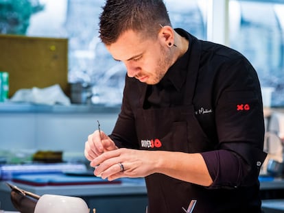 Dabiz Muñoz, en la cocina de DiverXO, restaurante que ocupa la tercera posición de los 50 mejores del mundo.