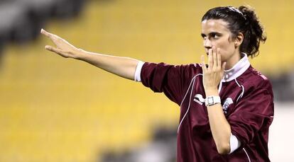 Helena Costa, dirigindo a seleção do Qatar em 2012.