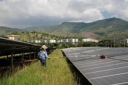 Un trabajador limpia paneles solares de la empresa Celsia en Yumbo (Valle del Cauca), en abril de este año.